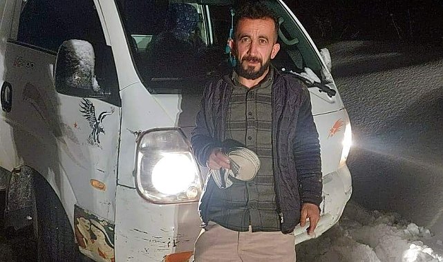 Siirt'te karda mahsur kalan kamyonet kurtarıldı