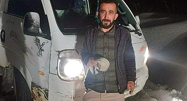 Siirt'te karda mahsur kalan kamyonet kurtarıldı