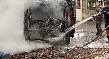 Siirt'te park halindeki araç çöpe atılan külden yandı