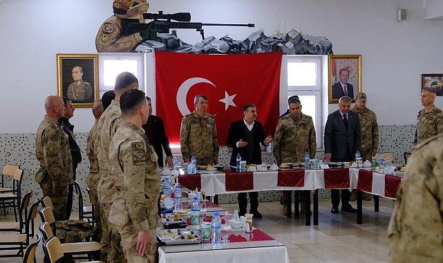 Şırnak Valisi Atay, Mehmetçik ile bir araya geldi