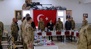 Şırnak Valisi Atay, Mehmetçik ile bir araya geldi