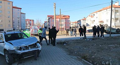 Sivas'ta hafif ticari araç ile otomobil çarpıştı: 2 yaralı
