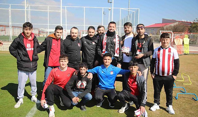 Sivasspor taraftarından, Rey Manaj'a sürpriz kutlama