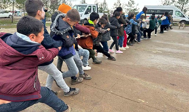 Siverek'te köy öğrencilerine hamburger ikram edildi, öğrenciler doyasıya eğlendi