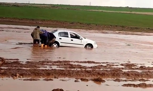 Siverek'te sele kapılan otomobil kepçe yardımıyla kurtarıldı