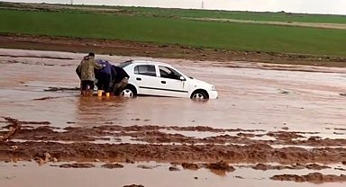 Siverek'te sele kapılan otomobil kepçe yardımıyla kurtarıldı