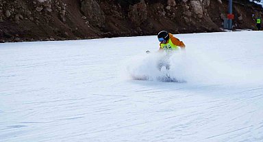Snowboard Türkiye Şampiyonası Ergan Dağı'nda başladı