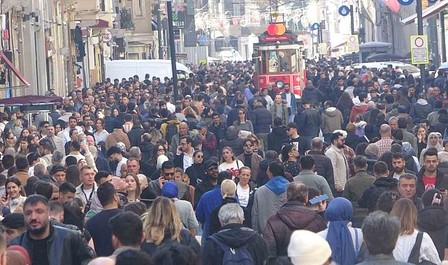 Şubat ayında güneşli ve sıcak havayı fırsat bilenler Taksim'e akın etti