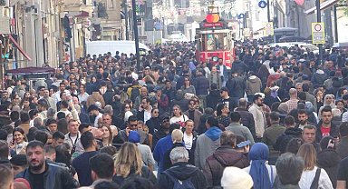 Şubat ayında güneşli ve sıcak havayı fırsat bilenler Taksim'e akın etti