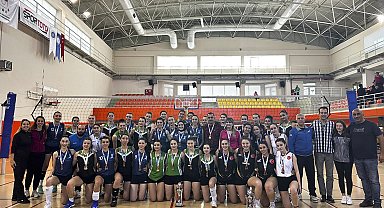 SUBÜ'den kadın ve erkek voleybolda ikincilik