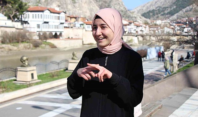 Sude Nur'un "ana dili" işaret dili