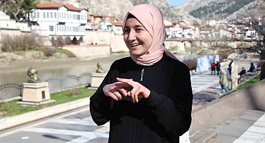 Sude Nur'un "ana dili" işaret dili