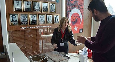 Sular Akademi Hastanesi depremde hayatını kaybedenlerin anısına helva ikramı yaptı