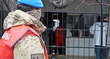 Sular altında kalan mahallede komandolar iş başında
