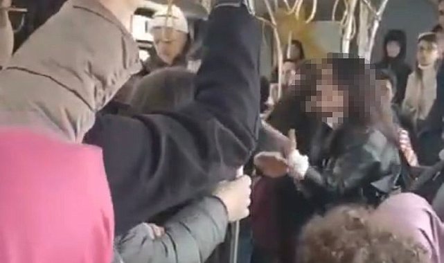 Sultanbeyli'de otobüste 2 kadının saç baş birbirine girdiği kavga kamerada