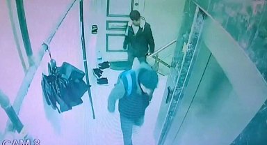 Sultangazi'de 2 ayakkabı hırsızı kamerada: Çaldıkları ayakkabıları sırt çantasına koyup kaçtılar