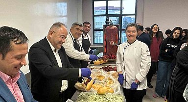 Sünnetci, öğrencilere döner ikram etti