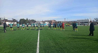 Süper Amatör Play Off maçlarına katılmaya hak kazanan Altınkent Spor kupasını aldı