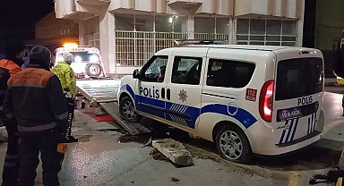 Şüpheli araç kovalayan polis otosu kaza yaptı