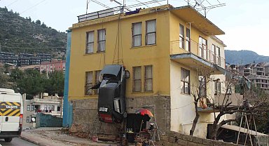 Sürekli kazaya karışan otomobilini binaya astı