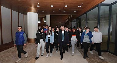 Tahmazoğlu gençlerle birlikte Millet Kütüphanesini gezdi