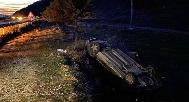 Takla atıp şarampole giren otomobilde 2 kişi yaralandı