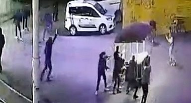 Taksim Meydanı'nda silahlı saldırı kamerada: Husumetlisine benzettiği adamı vurdu, anında yakalandı