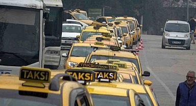 Tarife güncellemek isteyen taksiciler uzun kuyruklar oluşturdu