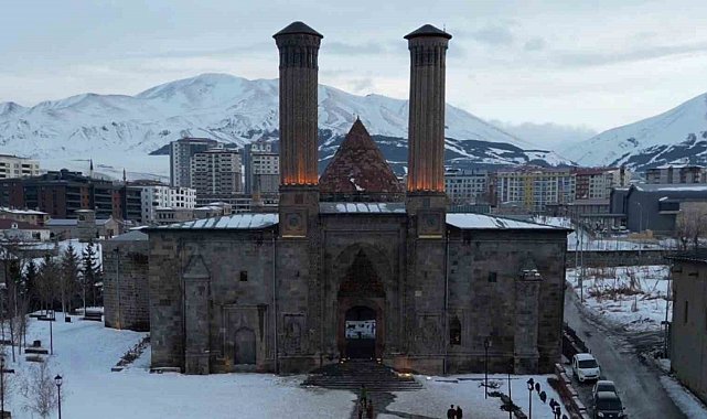 Tarihçi, yazar, rehber Talha Uğurluel: "Muhiddin Pervâne'nin Gürcü Hatuna yaptırdığı isimsiz Kümbet, Erzurum Hatuniye Medresesi"