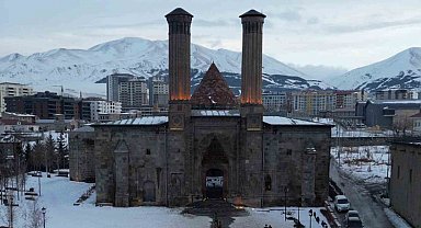 Tarihçi, yazar, rehber Talha Uğurluel: "Muhiddin Pervâne'nin Gürcü Hatuna yaptırdığı isimsiz Kümbet, Erzurum Hatuniye Medresesi"