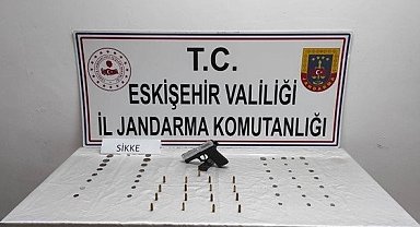 Tarihi eser ve ruhsatsız tabanca satmak isterken yakalandılar