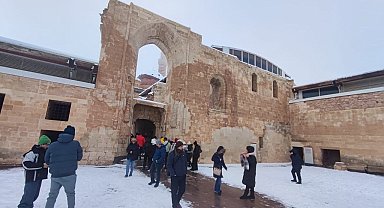 Tarihi saray beyaz örtü altında