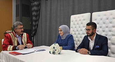 Tarihten habersiz nikah kıydılar, günü öğrencince şoke oldular