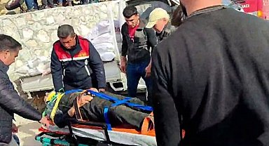 Tarlasını sürerken traktör devrildi, ölümden döndü