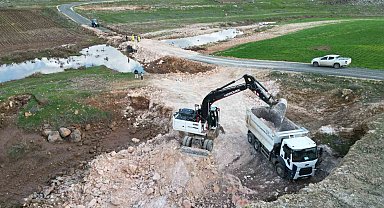 Taşkında zarar gören yollar ve köprüler onarılıyor