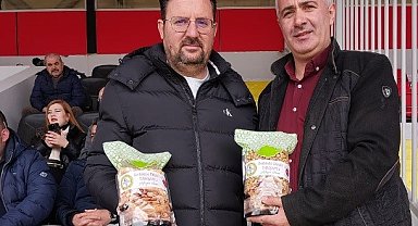 Tavşanlı'ya gelen takımlara leblebi ikramı