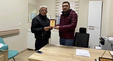 Tayini çıkan doktora mahalle muhtarından plaket
