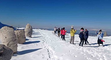 Taylandlı turistler Nemrut'un zirvesinde