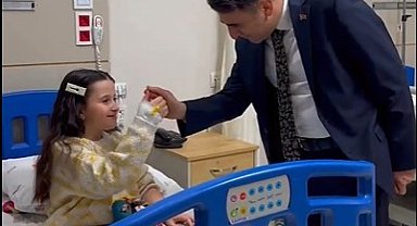Tedavi gören minik kız çocuğuna sürpriz yaptı
