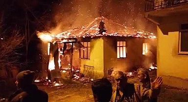 Tek katlı ev alev alev yandı