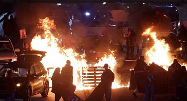 Tel Aviv'de göstericiler ateş yakarak otoyolu kapattı