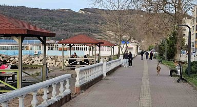 Termometreler 17 dereceyi gösterdi, vatandaşlar deniz kenarında gezinti yaptı