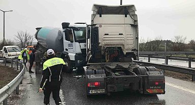 Ters yöne giren tırla beton mikseri kafa kafaya çarpıştı: 2 yaralı