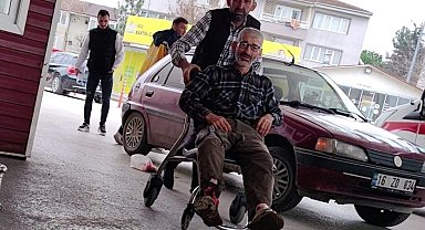 Testere ile odun keserken bacağını kesti