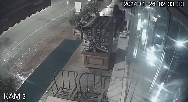 Tezgahtaki tatlıları çalan hırsız dükkan sahibini çileden çıkarttı