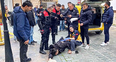 Ticari taksi ve motosiklet sürücüsü arasında yol verme kavgası: 1 yaralı