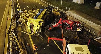 Tır ile kamyon çarpıştı, otoyol trafiğe kapandı