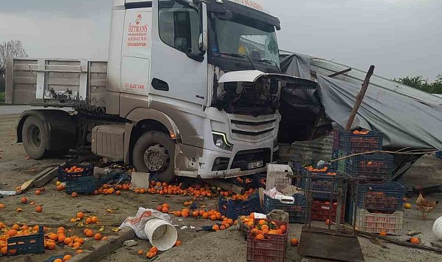 Tır portakal tezgahına daldı: 1 yaralı
