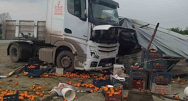 Tır portakal tezgahına daldı: 1 yaralı