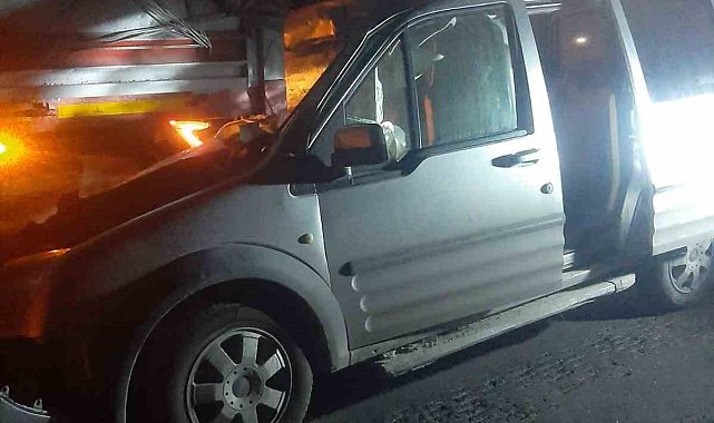 Tıra çarpan hafif ticari aracın sürücüsü kaldırıldığı hastanede öldü